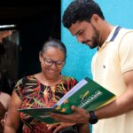 Moradores do Setor Palmares recebem escrituras de imóveis durante entrega realizada pela Prefeitura