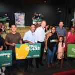 Moradores de Aparecida recebem cartões de programas sociais do Governo de Goiás